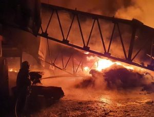 Manisa’da halı fabrikası alev alev yandı