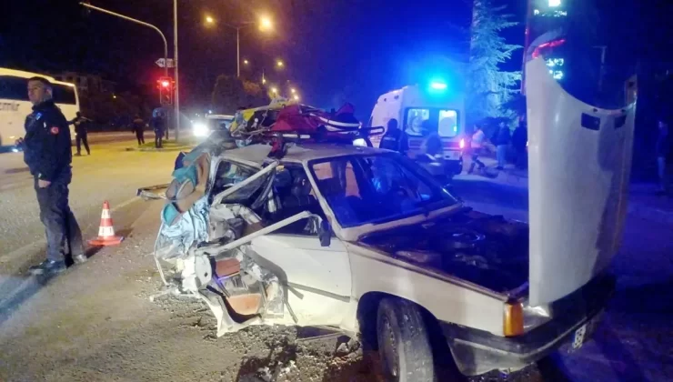 Manisa’da iki otomobil çarpıştı: 2’si ağır 5 yaralı