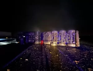 Mardin’de Tır Devrildi, Sürücü Yaralandı