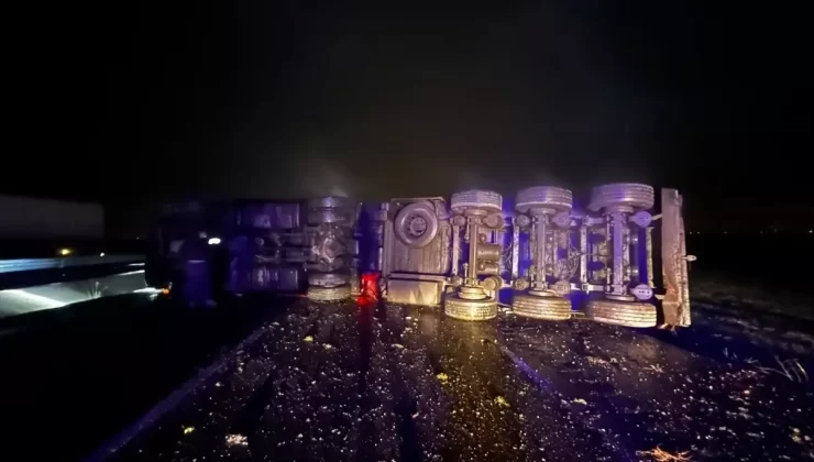 Mardin’de Tır Devrildi, Sürücü Yaralandı