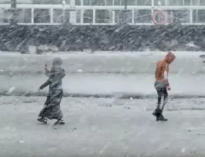 Marmara çekildi, vatandaşlar denizde yürüdü