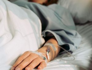 Menenjit geçiren 25 yaşındaki genç bayanın bacakları kesildi: İşte vahim hastalığın birinci belirtisi