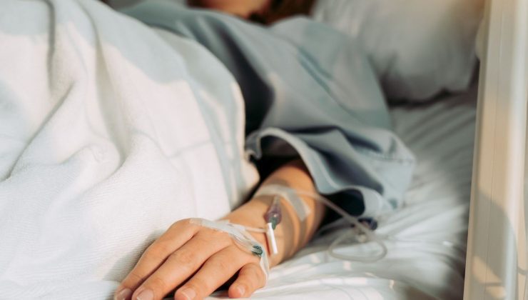 Menenjit geçiren 25 yaşındaki genç bayanın bacakları kesildi: İşte vahim hastalığın birinci belirtisi