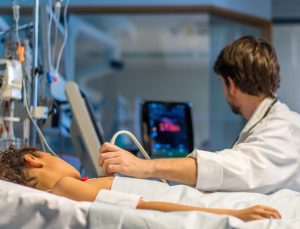 Mide bulantısı sandılar ama bu hastalığın habercisiymiş: 11 yaşındaki çocuk komada yaşam mücadelesi veriyor