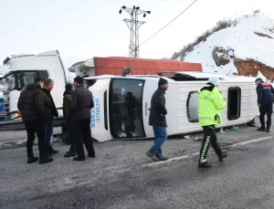 Minibüs Devrildi: 10 Yaralı