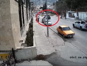 Motosiklet, şoförünün ‘U’ dönüşü yaptığı arabaya çarptı: 1’i ağır, 2 yaralı