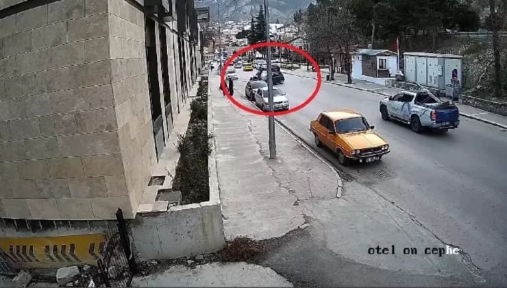 Motosiklet, şoförünün ‘U’ dönüşü yaptığı arabaya çarptı: 1’i ağır, 2 yaralı