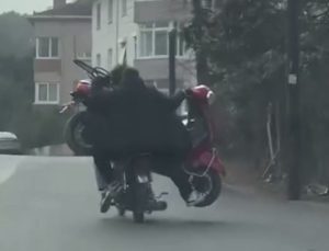 Motosikletin üzerinde öbür bir motosiklet taşıdı