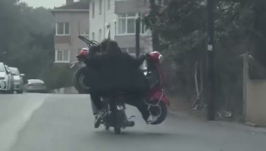 Motosikletin üzerinde öbür bir motosiklet taşıdı