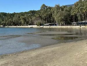 Muğla, Akyaka’da deniz suyu 30 metre çekildi