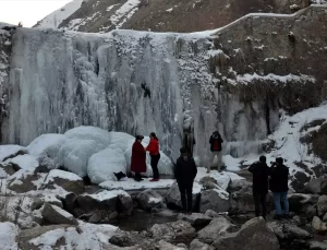 Muş’ta Çar Çayı Şelalesi Dondu