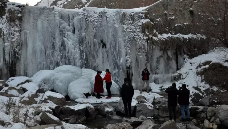 Muş’ta Çar Çayı Şelalesi Dondu