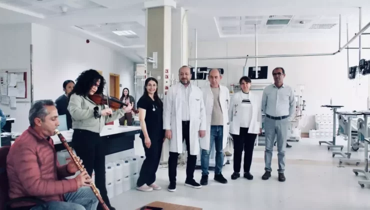 Müzisyen Baba ve Kızı, Diyaliz Hastalarına Moral Verdi