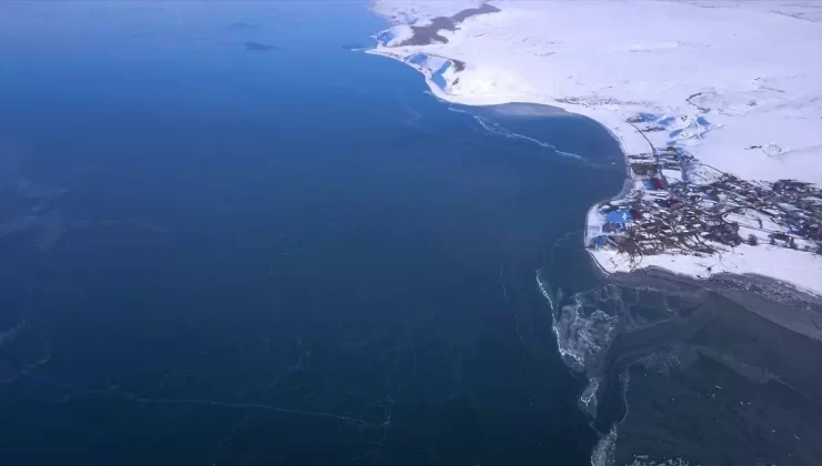 Nazik Gölü Buzla Kaplandı