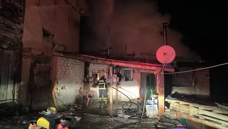 Niksar’da Yangın: Ev Kullanılamaz Hale Geldi