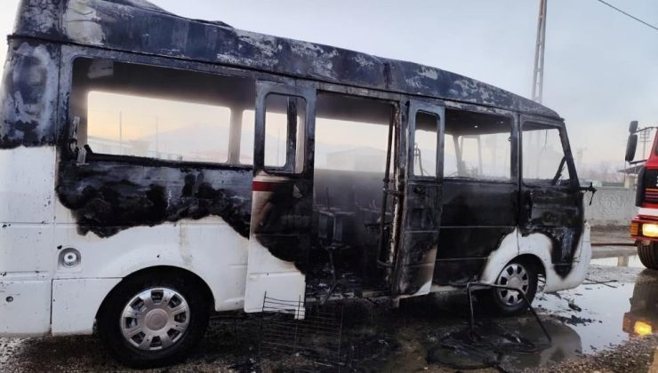 Öğrenci servisinde dehşet dolu anlar: Seyir halindeyken yangın çıktı, iki öğrenci son anda kurtarıldı