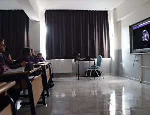 Öğrencilerden Uzay Belgeseli İzleme