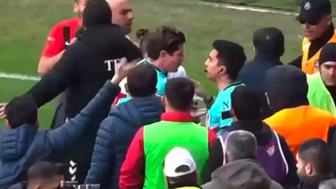 Orta hakem “Penaltı”, yan hakem “Ofsayt” dedi! Ortalık karıştı