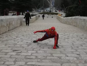 Örümcek Adam İzmir’den Tokat’a