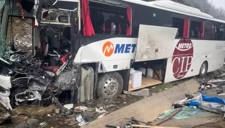 Otobüs Kamyona Çarptı: 1 Ölü, 16 Yaralı