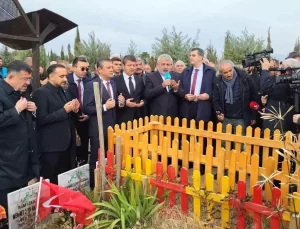 Özgür Özel Deprem Şehitliğini Ziyaret Etti