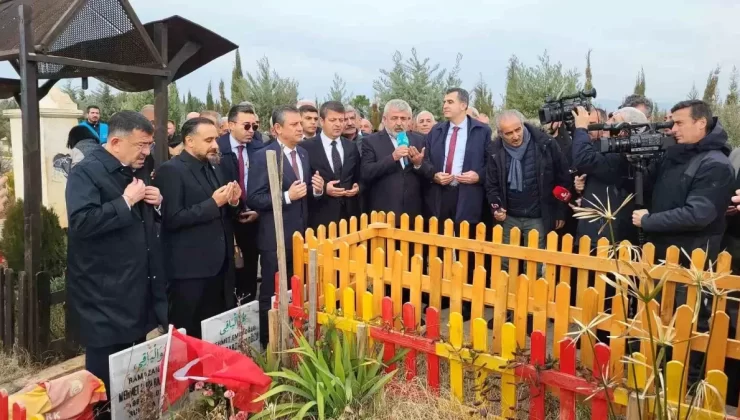 Özgür Özel Deprem Şehitliğini Ziyaret Etti