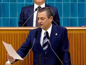 Özgür Özel kürsüde Almanca şiir okudu