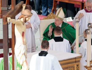 Papa, nefes almakta zorlanınca konuşmasını yardımcısı tamamladı