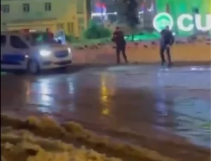 Polis Ekipleri Gençlerle Kar Topu Oynadı