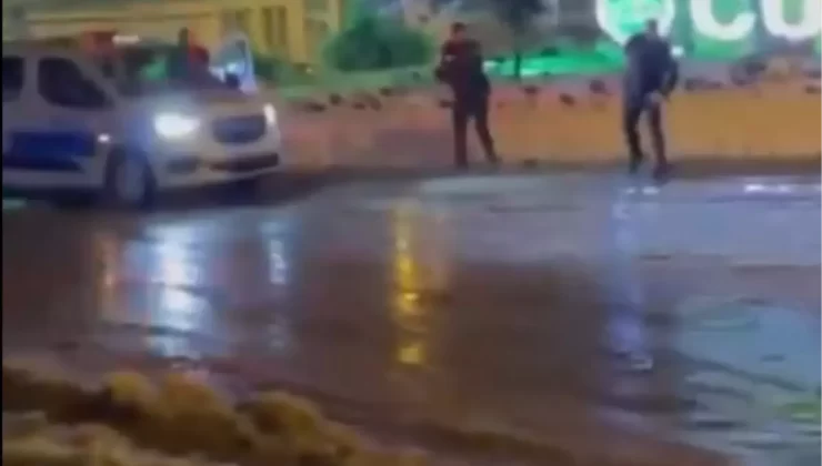 Polis Ekipleri Gençlerle Kar Topu Oynadı