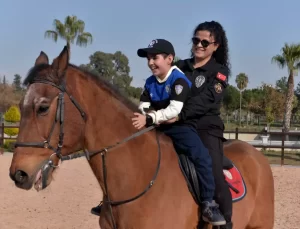 Poyraz Efe, fotoğrafını çizdiği, hayranı olduğu atlı polislerle buluştu