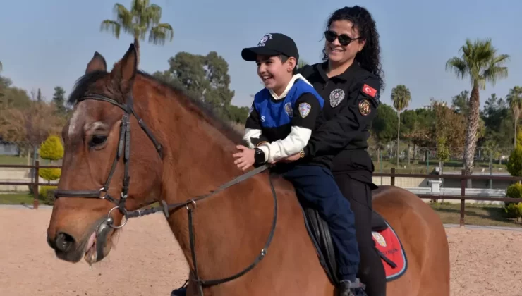Poyraz Efe, fotoğrafını çizdiği, hayranı olduğu atlı polislerle buluştu
