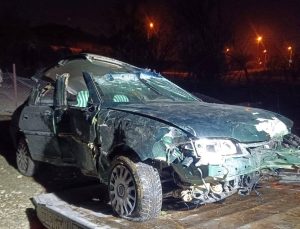 Refüjdeki ağaçlara çarpıp hurdaya dönen arabanın şoförü hayatını kaybetti