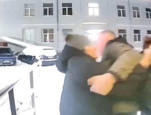 Rusya’da aldatılan kadının intikamı acı oldu: Eşine ve metresine saldırdı