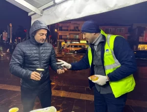 Sakarya Büyükşehir Belediyesi’nden Soğuk Kış Günlerinde Sıcak Çorba İkramı