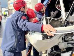 Sakarya Erenler’de Feci Kaza. Tır ile Kamyonet Çarpıştı: 2 Yaralı