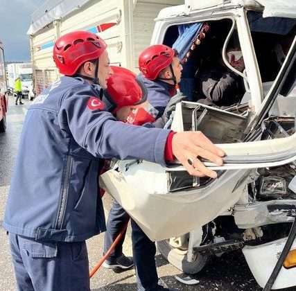 Sakarya Erenler’de Feci Kaza. Tır ile Kamyonet Çarpıştı: 2 Yaralı