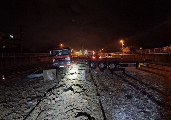 Sakarya’da Kayganlaşan Yolda Makaslayan Tır Kazaya Neden Oldu
