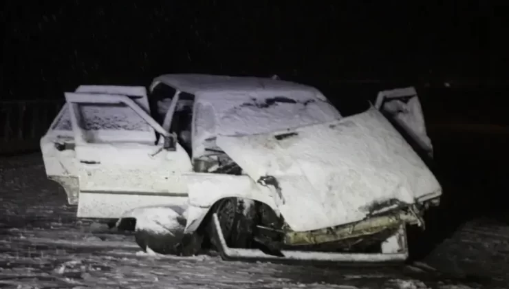 Sakarya’da Yoğun Kar Kazaya Neden Oldu: Otomobil Bariyerlere Çarptı, 2 Yaralı