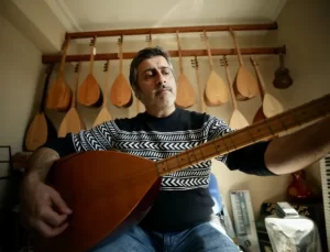 Sakaryalı müzisyen çaldığı enstrümanları hem üretiyor hem de onarıyor