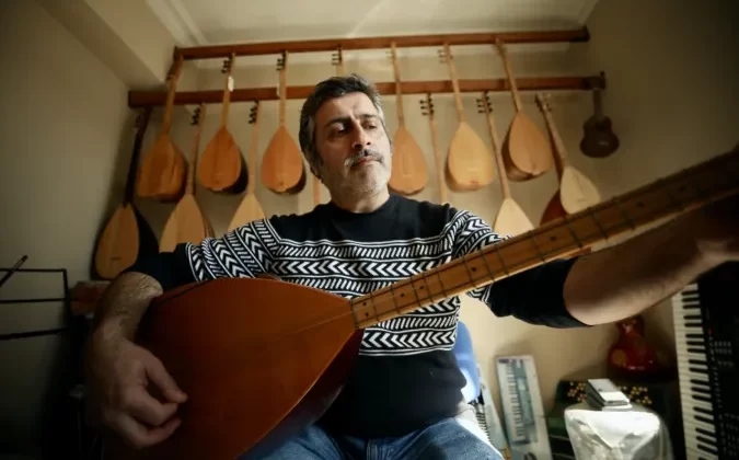 Sakaryalı müzisyen çaldığı enstrümanları hem üretiyor hem de onarıyor