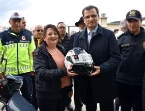 Salihli’de Motosiklet Sürücülerine Kask Dağıtıldı