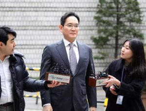 Samsung’un patronu dolandırıcılık suçlamalarından aklandı