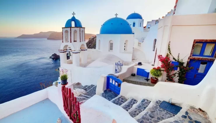 Santorini Adası’nda Sismik Hareketlilik Nedeniyle Eğitime Orta Verildi