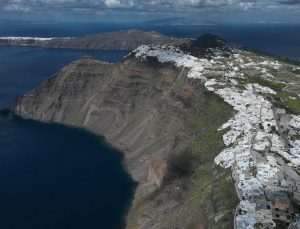 Santorini ve 3 Yunan adasında okullar 14 Şubat’a kadar kapalı kalacak