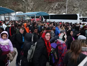 Santorini’de Göç ve Kaos