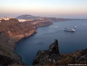 Santorini’yi Zelzeleler Sarsıyor