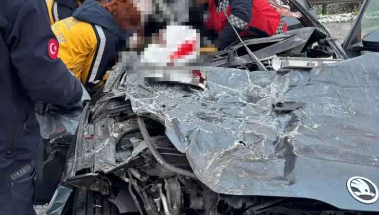 Sapanca’da TIR’a çarpan otomobilde bir ölü, üç yaralı