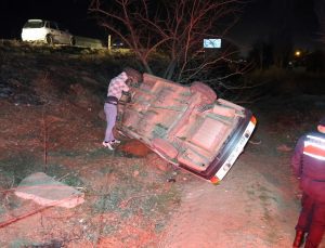 Şarampole devrilen araba ağaca çarparak durabildi: 3 yaralı