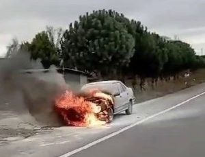 Seyir halindeki otomobil alev alev yandı
